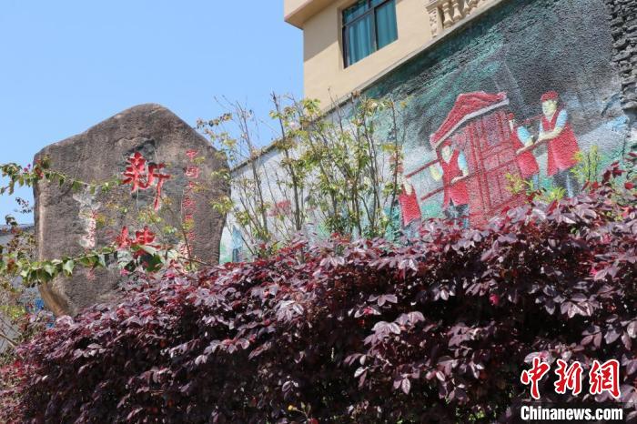 臺灣上趣開新團(tuán)隊(duì)改造蕉城區(qū)八都鎮(zhèn)新樓村時(shí)融入畬族元素。　褚子強(qiáng) 供圖