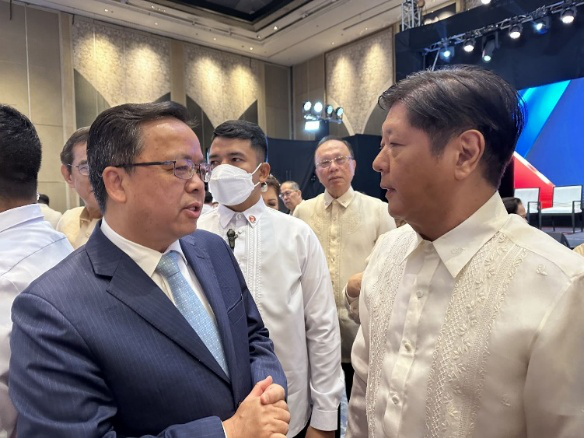 黃溪連大使與菲律賓總統(tǒng)馬科斯在會(huì)場(chǎng)上交談。中國(guó)駐菲律賓大使館供圖