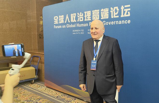 聯(lián)合國經(jīng)濟(jì)、社會及文化權(quán)利委員會副主席兼報告員、莫斯科國際關(guān)系學(xué)院國際法系主任阿斯蘭·阿巴希澤接受人民網(wǎng)記者采訪。圖片來源：視頻截圖