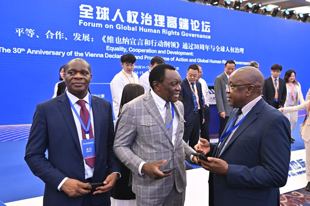 6月14日，與會(huì)者在論壇現(xiàn)場(chǎng)交流。新華社記者 李鑫 攝