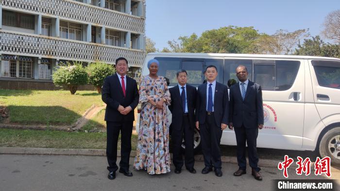 捐贈(zèng)儀式現(xiàn)場(chǎng)。　受訪者供圖