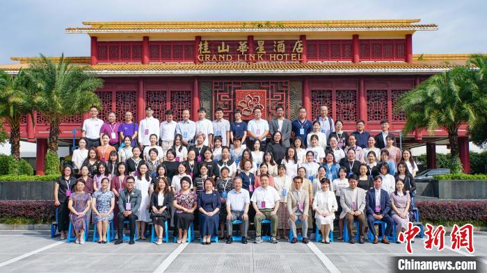 與會(huì)嘉賓合影留念?！×_詩(shī)慶 攝