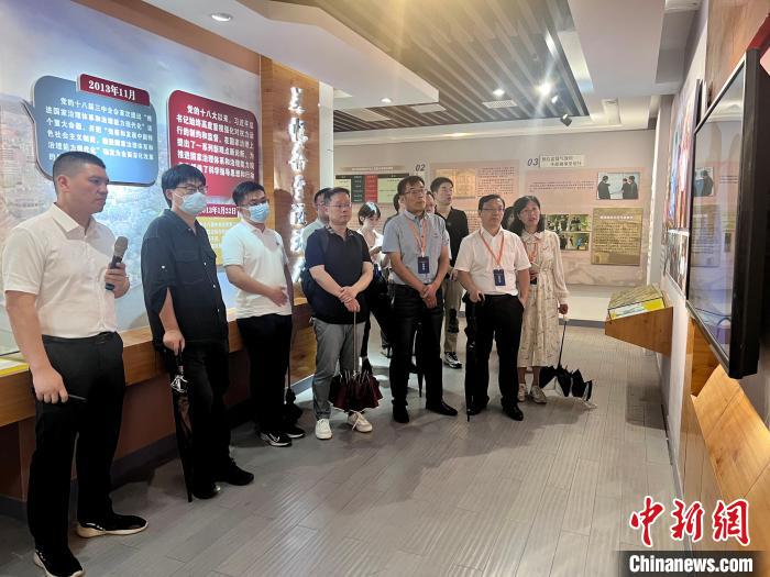 與會人員在后陳村走訪?！《做?攝