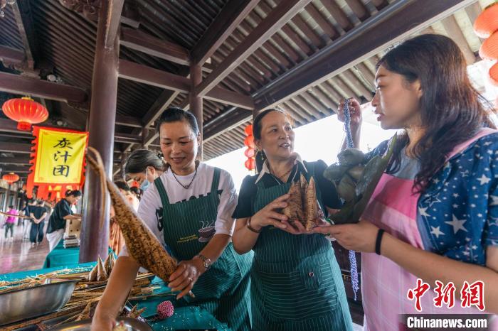 包粽子現(xiàn)場(chǎng)?！⌒弥?攝