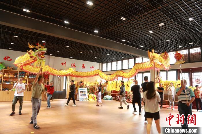 臺(tái)胞臺(tái)屬體驗(yàn)舞龍。　周蔚娜供圖