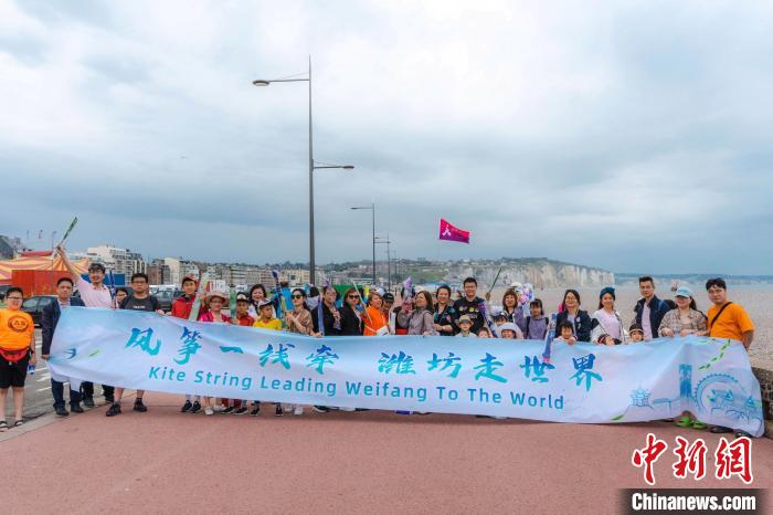 當(dāng)?shù)貢r間6曰18日，“法國風(fēng)箏之都”迪耶普舉辦中國風(fēng)箏體驗(yàn)活動。圖為風(fēng)箏愛好者們合影?！≈鬓k方供圖