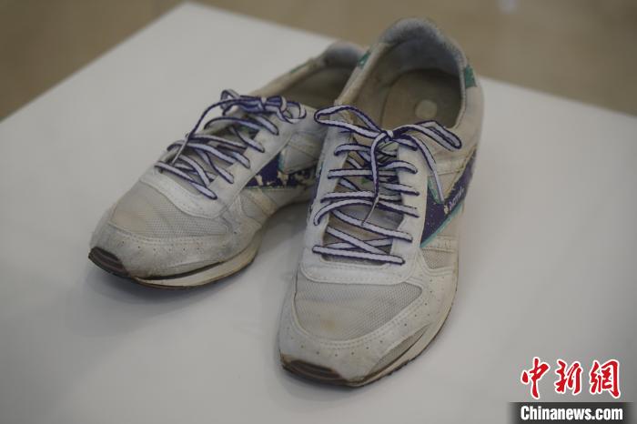圖為展出的韓國前總統(tǒng)金泳三曾使用的慢跑鞋?！⑿?攝