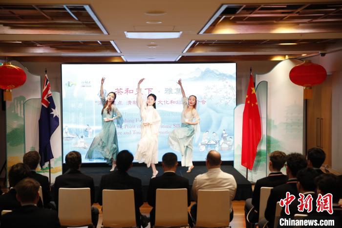 澳大利亞悉尼中學(xué)生參加“茶和天下”雅集文化體驗(yàn)活動。圖為悉尼夕月組合的茶舞表演《福茶香飄》。　顧時宏 攝