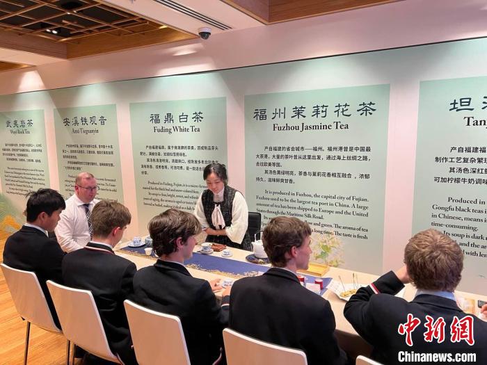 澳大利亞悉尼中學(xué)生參加“茶和天下”雅集文化體驗(yàn)活動?！☆檿r宏 攝