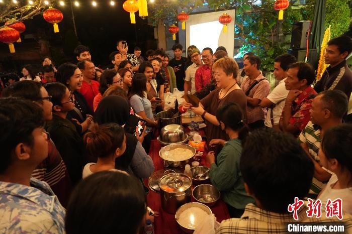 現(xiàn)場包粽子教學。陶暹光攝