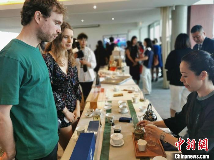 現(xiàn)場觀眾觀看中國展臺茶藝表演、了解茶文化?！【笜?攝