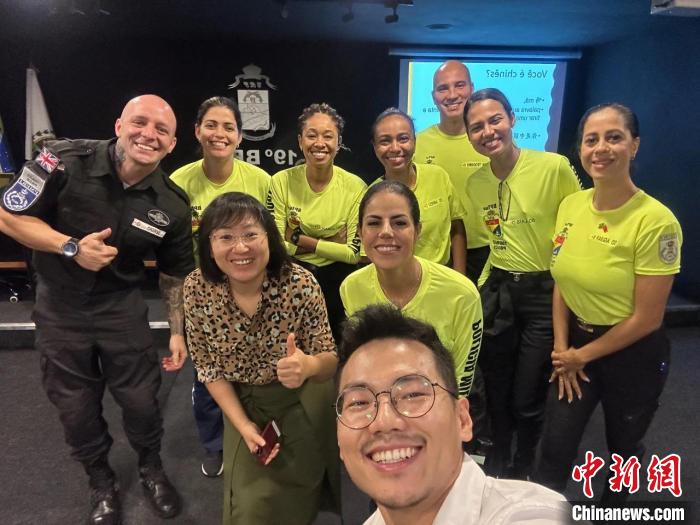 里約旅游警察上中文課?！±锛s熱內(nèi)盧天主教大學(xué)孔子學(xué)院供圖