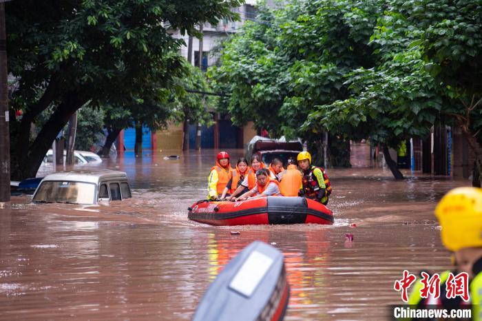 7月4日，萬州區(qū)五橋街道，消防救援人員用沖鋒舟救援轉(zhuǎn)運被困群眾?！∪矫宪?攝