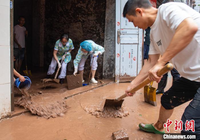 7月4日，萬州區(qū)五橋街道，洪水退去后，居民開展清淤工作。　冉孟軍 攝