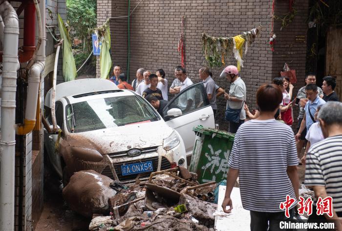 7月4日，萬州區(qū)五橋街道，居民救援受困的私家車?！∪矫宪?攝