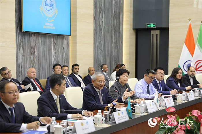 上合組織秘書長(zhǎng)張明發(fā)表講話。人民網(wǎng) 俄布拉依攝