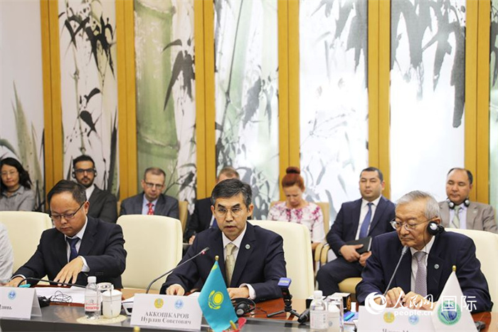 哈薩克斯坦常駐上合組織秘書處代表努爾蘭·阿科什卡羅夫介紹哈薩克斯坦接任輪值主席國(guó)后的優(yōu)先工作。人民網(wǎng) 俄布拉依攝