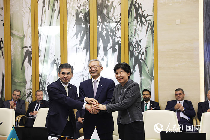 上合組織秘書處、哈駐華使館、上合組織睦鄰友好合作委員會(huì)簽署《聯(lián)合行動(dòng)計(jì)劃》。人民網(wǎng) 俄布拉依攝