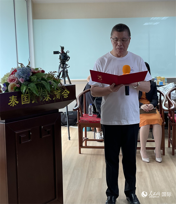 泰國(guó)浙江商會(huì)會(huì)長(zhǎng)祁曉云受泰國(guó)華僑華人和駐泰各級(jí)商會(huì)機(jī)構(gòu)委托發(fā)出倡議，華僑華人群體將積極助力亞運(yùn)會(huì)舉行。人民網(wǎng)記者 劉慧攝