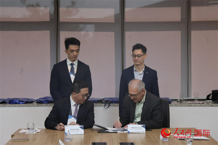 座談交流會(huì)上，中歐校友醫(yī)療健康產(chǎn)業(yè)協(xié)會(huì)與奧斯瓦爾多·克魯茲基金會(huì)簽署了合作備忘錄。人民網(wǎng)記者 時(shí)元皓攝