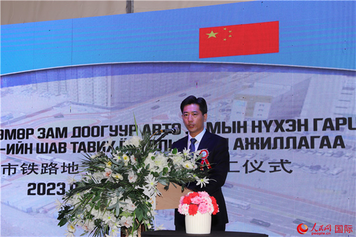 中鐵四局集團(tuán)國(guó)際事業(yè)部執(zhí)行經(jīng)理朱春峰致辭。人民網(wǎng)記者 霍文攝