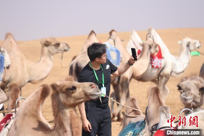 圖為臺胞體驗(yàn)大美內(nèi)蒙古?！⊥袐I供圖