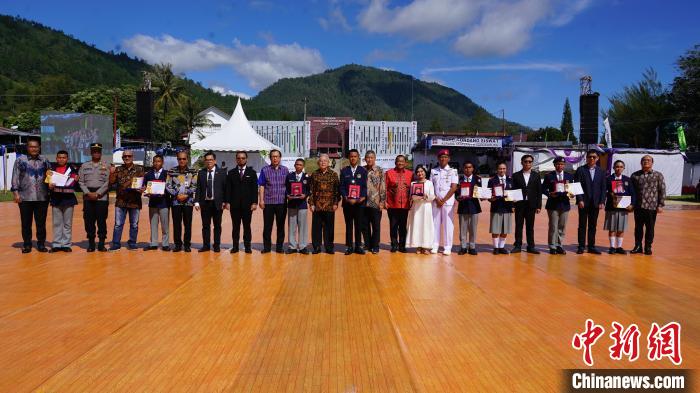 嘉賓為優(yōu)秀畢業(yè)生頒發(fā)榮譽(yù)證書。牛海濤攝