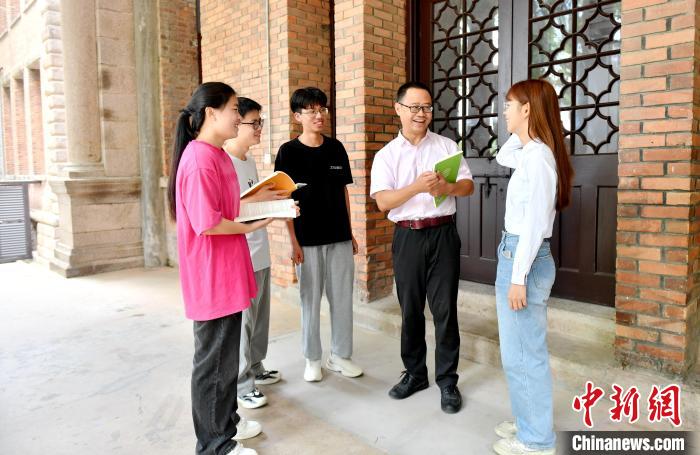 7月4日，臺(tái)灣教師陳昭志正在和學(xué)生交流?！蚊?攝