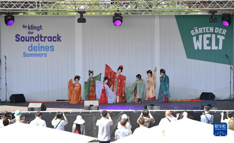 7月8日，在德國柏林世界公園，漢服愛好者進(jìn)行漢服展示。新華社記者 任鵬飛 攝