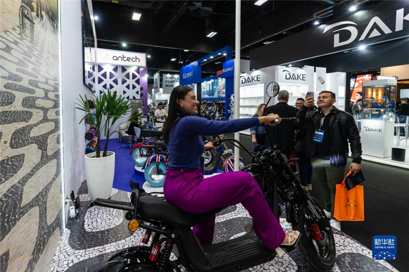 7月10日，在巴西圣保羅舉行的國(guó)際消費(fèi)類電子及家用電器產(chǎn)品展覽會(huì)上，參觀者體驗(yàn)一款電動(dòng)自行車。新華社記者 王天聰 攝