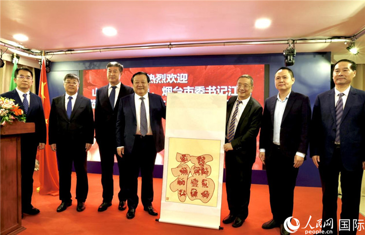 參加座談會(huì)的主要嘉賓合影留念。人民網(wǎng)記者宋亦然攝