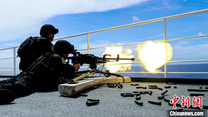 “和平方舟”號醫(yī)院船在西太平洋海域進行反恐反海盜演練。圖為火力組隊員進行警告射擊?！⌒煳?攝