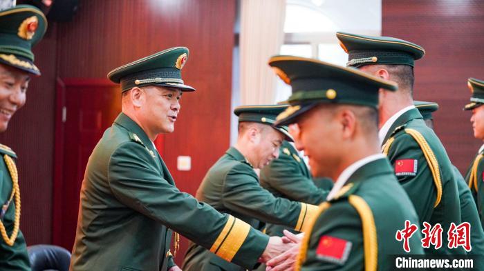 首長(zhǎng)為晉銜官兵頒發(fā)任命狀?！堨狭?攝