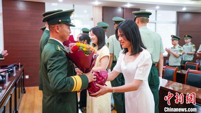 軍屬向晉升警官獻(xiàn)花?！堨狭?攝