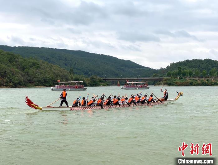圖為龍舟賽活動(dòng)?！￡愳o 攝