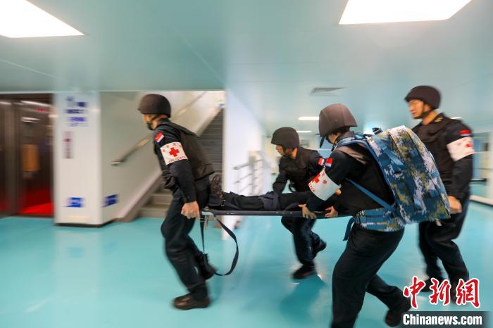 “和平方舟”號醫(yī)院船在西太平洋海域進(jìn)行反恐反海盜演練。圖為醫(yī)療救護(hù)組在轉(zhuǎn)運(yùn)“傷員”?！⌒煳?攝