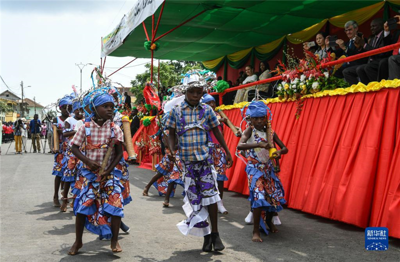 7月12日，演員在圣多美和普林西比圣多美島瓜達(dá)盧佩鎮(zhèn)舉行的獨(dú)立日慶典活動上表演。新華社記者 韓旭 攝