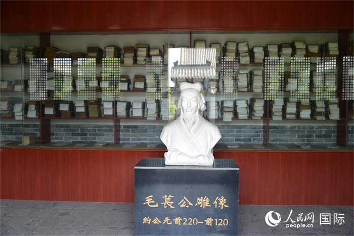 河間詩(shī)經(jīng)齋毛萇雕像。雕像后書櫥中陳列的是歷代各版本《詩(shī)經(jīng)》及譯本。 人民網(wǎng) 趙昭攝