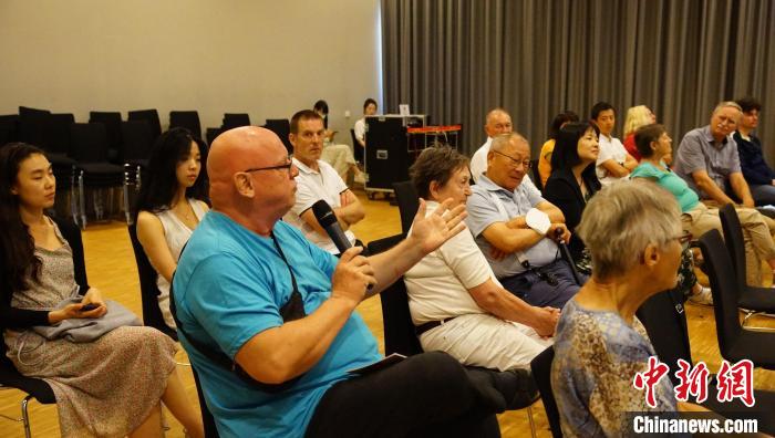圖為現(xiàn)場觀眾提問?！“亓种袊幕行墓﹫D