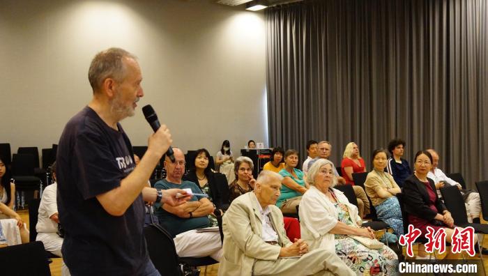 圖為現(xiàn)場觀眾提問?！“亓种袊幕行墓﹫D