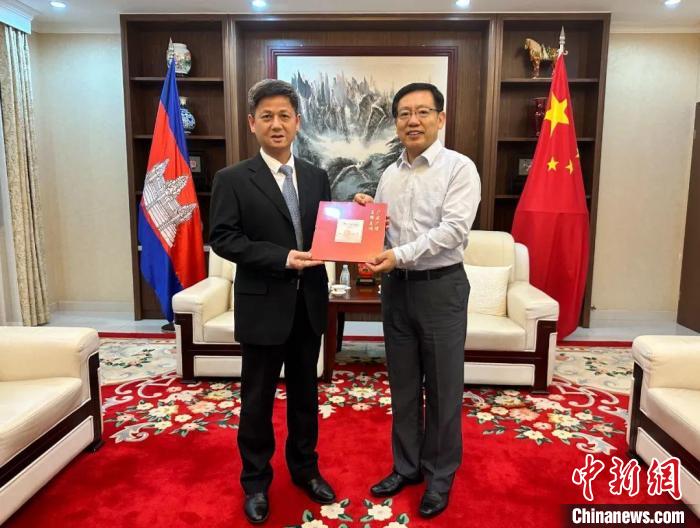 7月12日下午，中國駐柬埔寨大使王文天在金邊會(huì)見援柬中醫(yī)醫(yī)療隊(duì)?！≈袊v柬埔寨大使館微信公眾號(hào) 攝