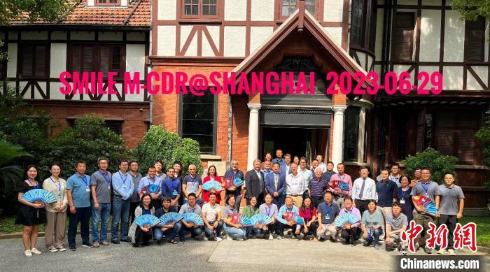 “微笑”衛(wèi)星(SMILE)任務(wù)中歐聯(lián)合轉(zhuǎn)正樣設(shè)計(jì)評(píng)審會(huì)合影?！≈锌圃簢?guó)家空間科學(xué)中心 供圖