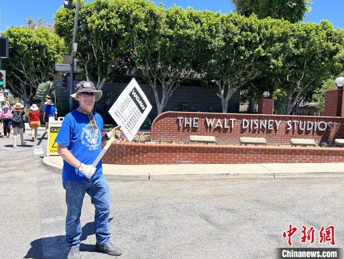 當(dāng)?shù)貢r間7月14日上午，華納兄弟、迪士尼等美國影視娛樂產(chǎn)業(yè)巨頭總部門前，有成百上千的人高舉“罷工”標語牌游行示威。由于未能與美國電影和電視制片人聯(lián)盟(AMPTP)就新合同達成協(xié)議，擁有約16萬名會員的好萊塢三大工會之一美國影視演員協(xié)會(SAG-AFTRA)發(fā)起罷工，于14日起在洛杉磯和紐約的十余家制片公司外示威游行。 <a target='_blank' href='/'><p  align=