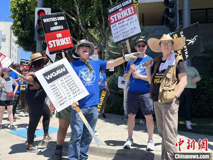 當(dāng)?shù)貢r間7月14日上午，華納兄弟、迪士尼等美國影視娛樂產(chǎn)業(yè)巨頭總部門前，有成百上千的人高舉“罷工”標語牌游行示威。由于未能與美國電影和電視制片人聯(lián)盟(AMPTP)就新合同達成協(xié)議，擁有約16萬名會員的好萊塢三大工會之一美國影視演員協(xié)會(SAG-AFTRA)發(fā)起罷工，于14日起在洛杉磯和紐約的十余家制片公司外示威游行。 <a target='_blank' href='/'><p  align=