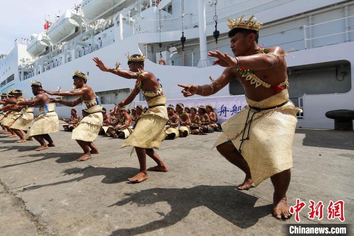 基方民眾表演當(dāng)?shù)靥厣璧?，歡迎“和平方舟”號醫(yī)院船來訪?！⌒煳?攝