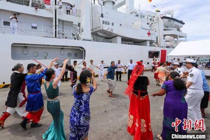 中基雙方人員在碼頭歡迎儀式上歡聚一堂?！⌒煳?攝