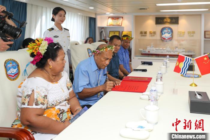 基里巴斯總統(tǒng)塔內(nèi)?！ゑR茂為“和平方舟”醫(yī)院船留言?！⌒煳?攝