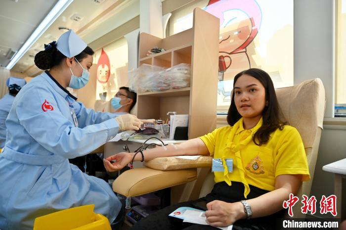 圖為獻(xiàn)血活動(dòng)現(xiàn)場(chǎng)?！∮峋?攝