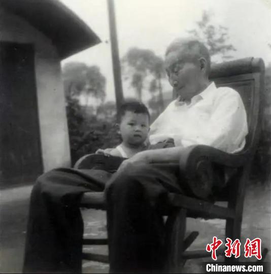 陳望道與幼年的陳曉帆?！￡悤苑﹫D