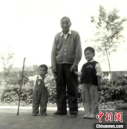 陳望道與幼年的陳曉帆(左)、陳曉帆的哥哥一起合影?！￡悤苑﹫D